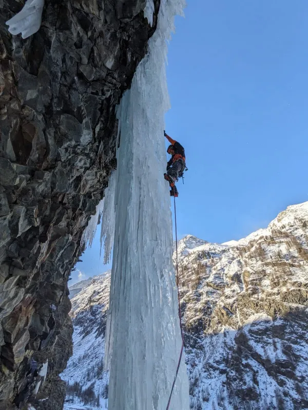 Cascade-de-glace-Chamonix-guide-haute-montagne initiation cascade de glace chamonix